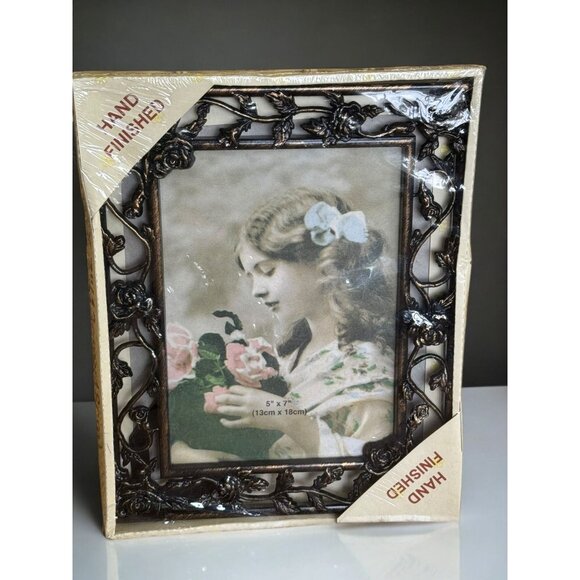 Hand-Finished Resin Photo Frame 5" X 7" (13cm X 18cm) With Ornate Design - Picture 2 of 7
